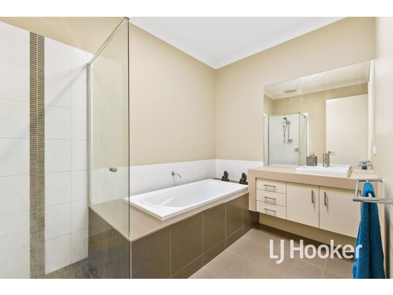 7 Albatross Drive, Pakenham VIC 3810