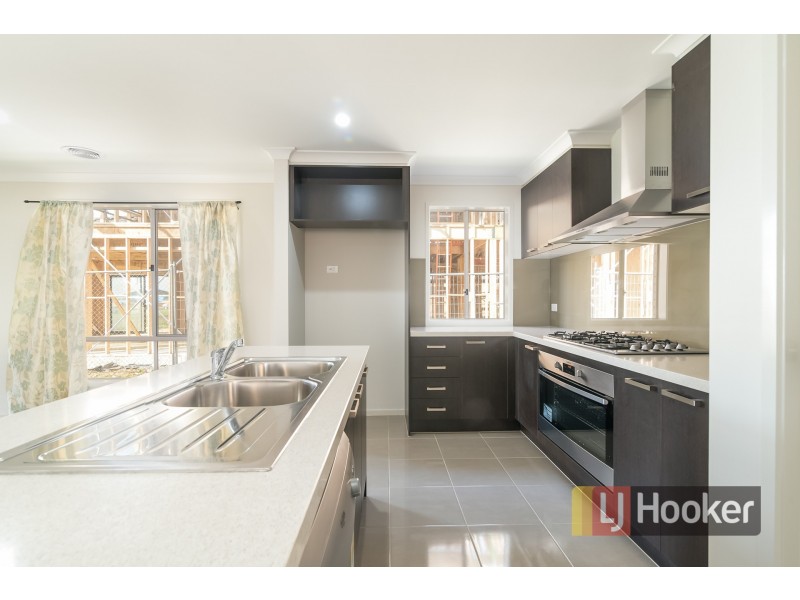 27 Cottongrass Avenue, Clyde North VIC 3978