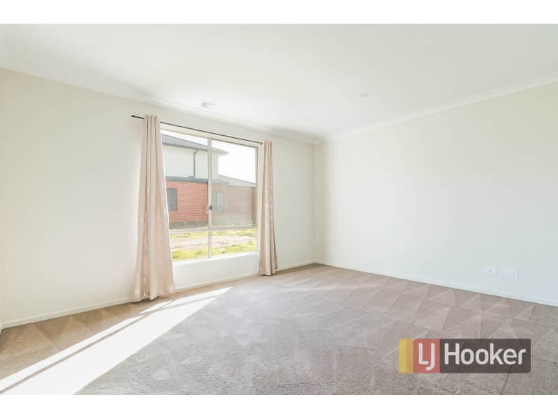 27 Cottongrass Avenue, Clyde North VIC 3978