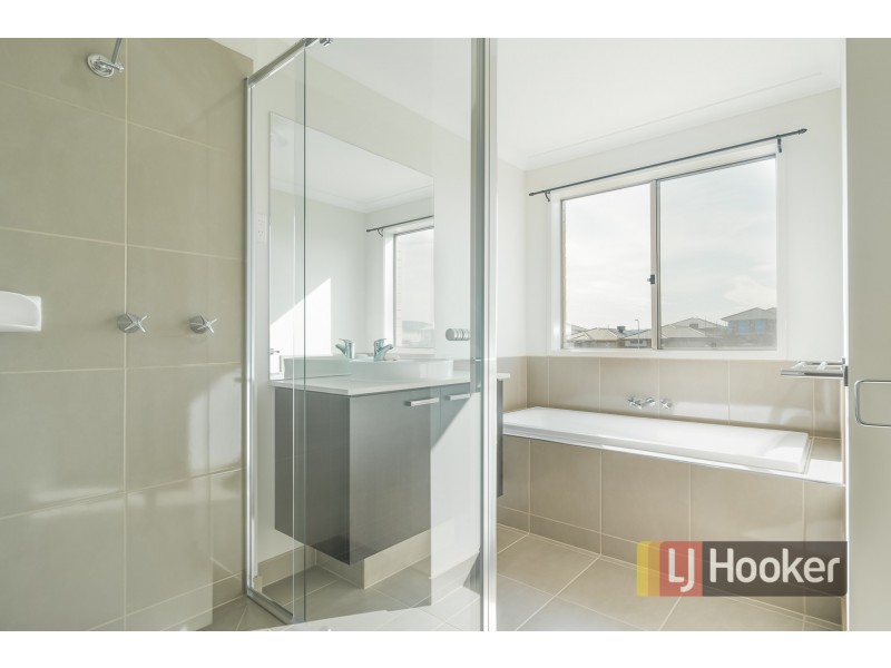 27 Cottongrass Avenue, Clyde North VIC 3978