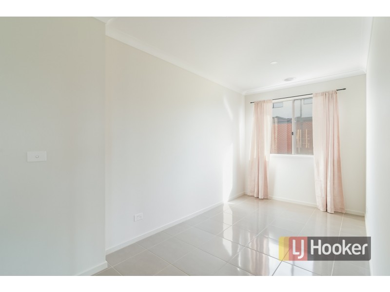 27 Cottongrass Avenue, Clyde North VIC 3978