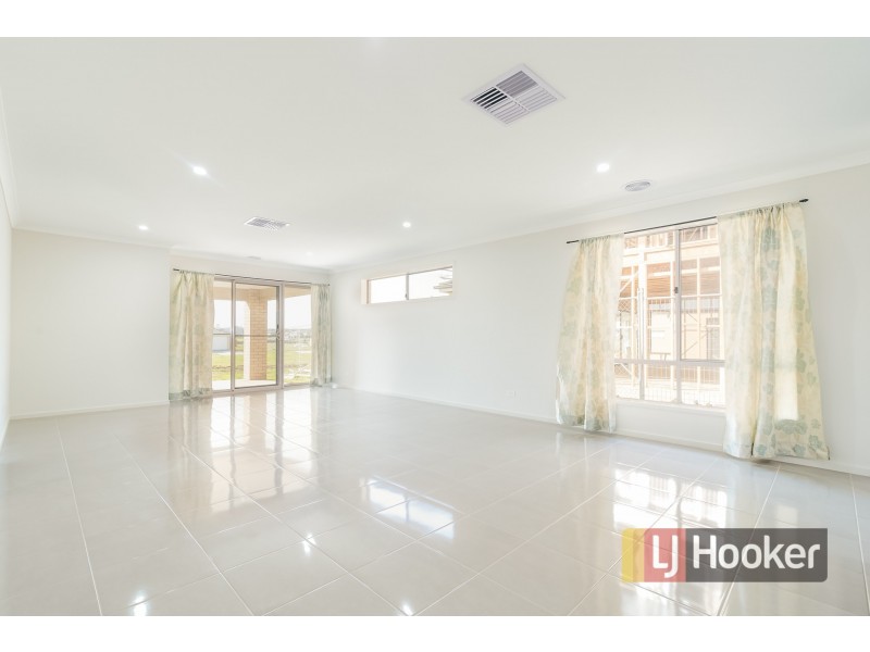 27 Cottongrass Avenue, Clyde North VIC 3978