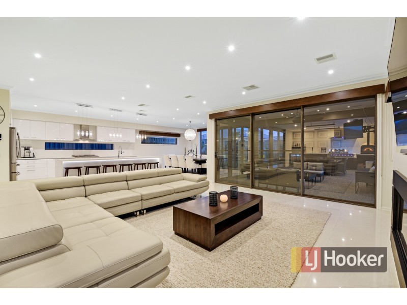 19 Dash Drive, Cranbourne East VIC 3977