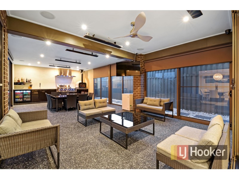 19 Dash Drive, Cranbourne East VIC 3977