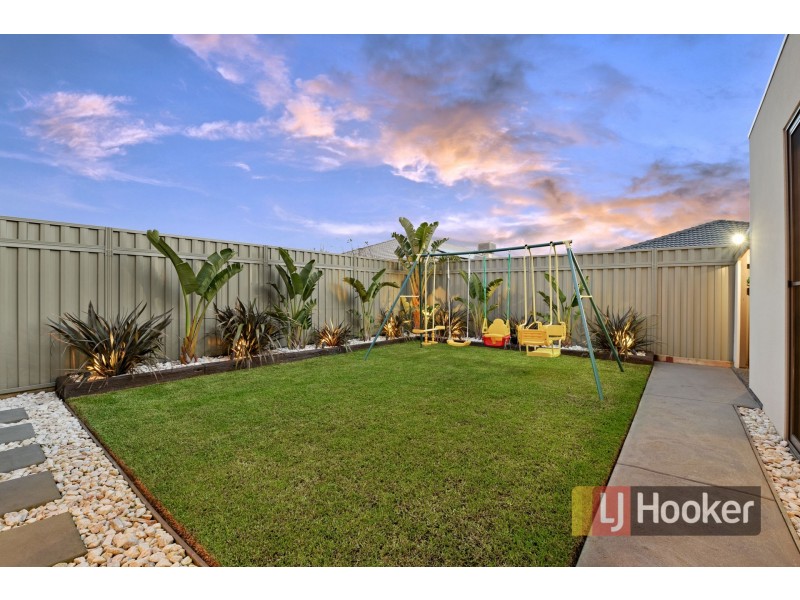 19 Dash Drive, Cranbourne East VIC 3977