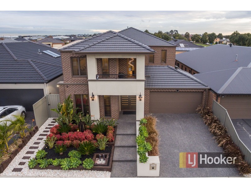 19 Dash Drive, Cranbourne East VIC 3977