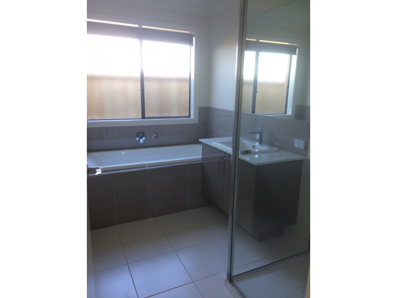 4 Gathering Street, Clyde VIC 3978