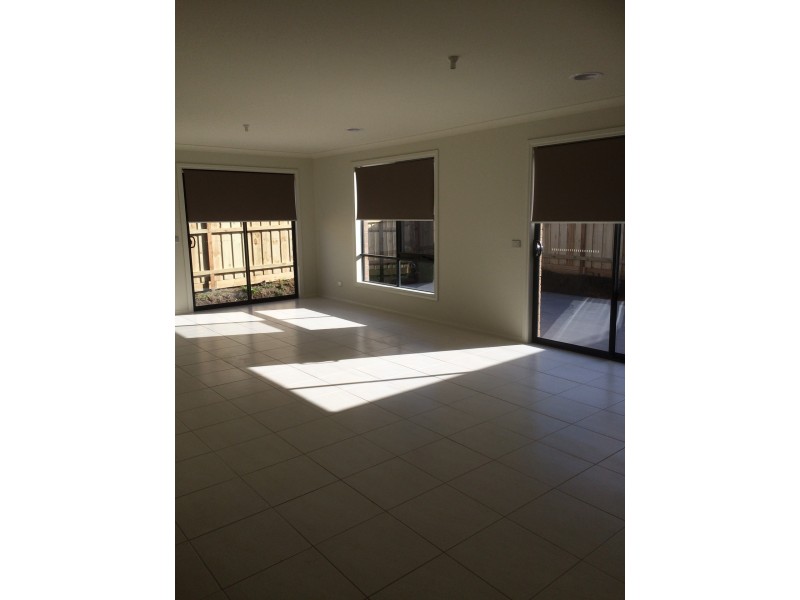 4 Gathering Street, Clyde VIC 3978