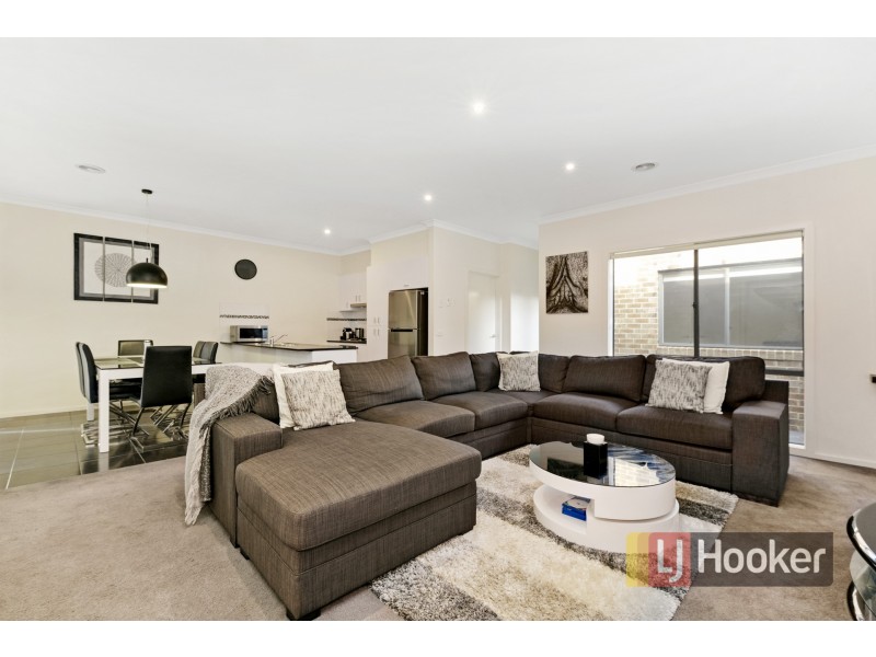 8. Kavanagh Lane, Clyde North VIC 3978