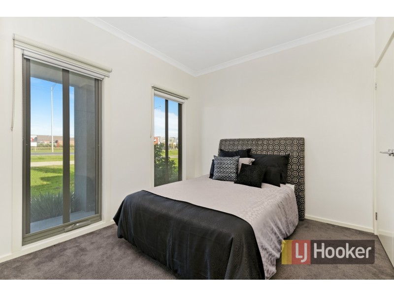 8. Kavanagh Lane, Clyde North VIC 3978