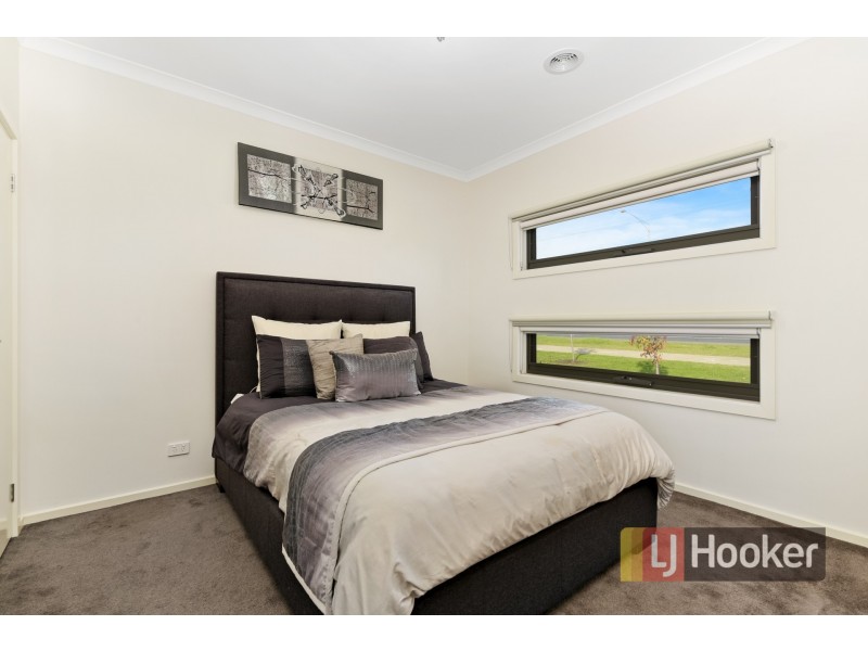 8. Kavanagh Lane, Clyde North VIC 3978