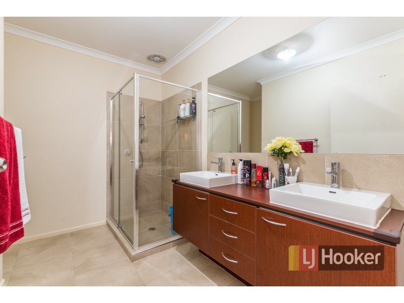 3 Foxhound Grove, Cranbourne East VIC 3977