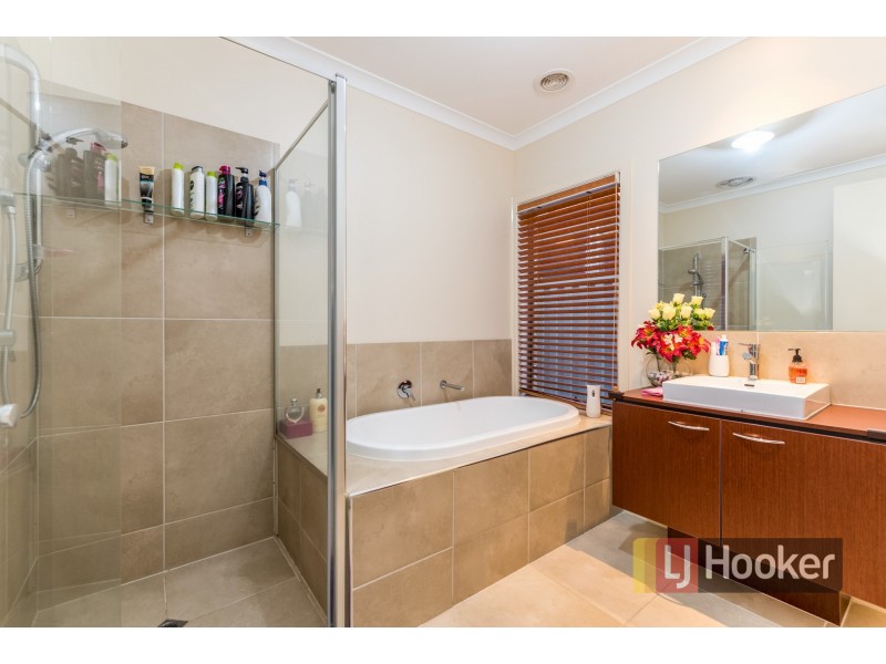 3 Foxhound Grove, Cranbourne East VIC 3977