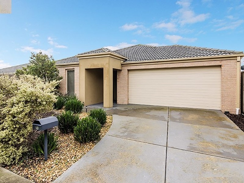 18 Westmoreland Avenue, Cranbourne North VIC 3977