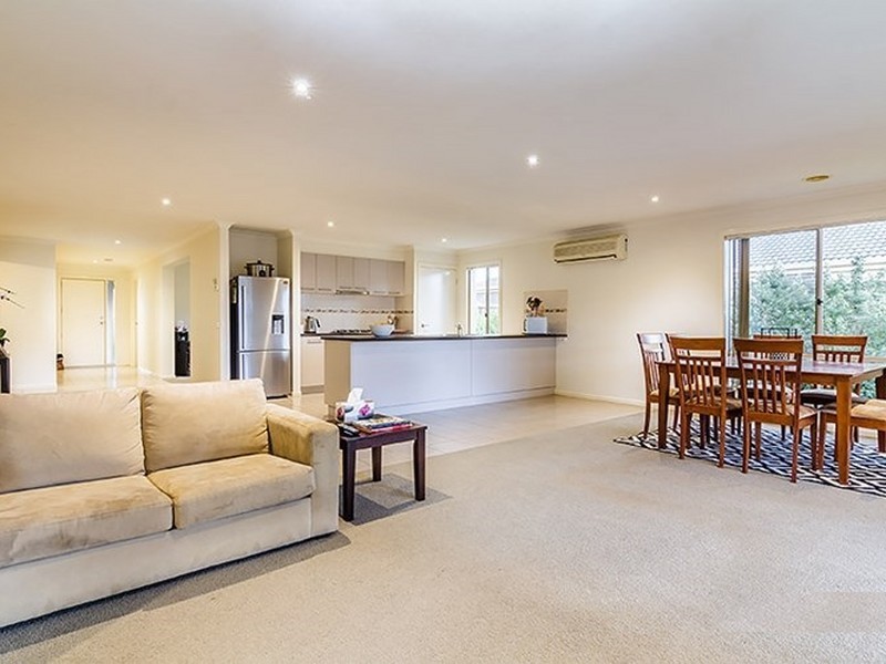 18 Westmoreland Avenue, Cranbourne North VIC 3977