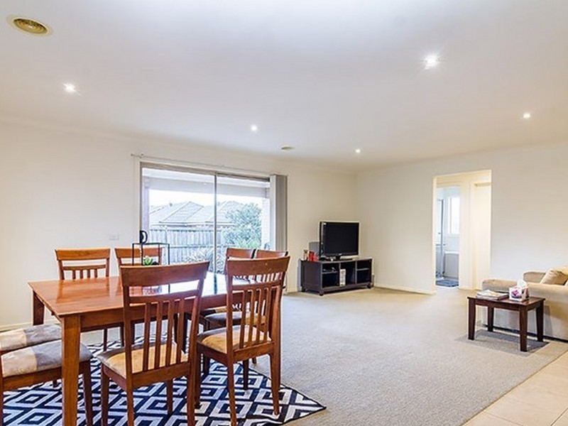 18 Westmoreland Avenue, Cranbourne North VIC 3977