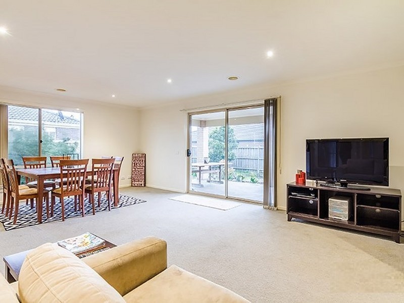 18 Westmoreland Avenue, Cranbourne North VIC 3977