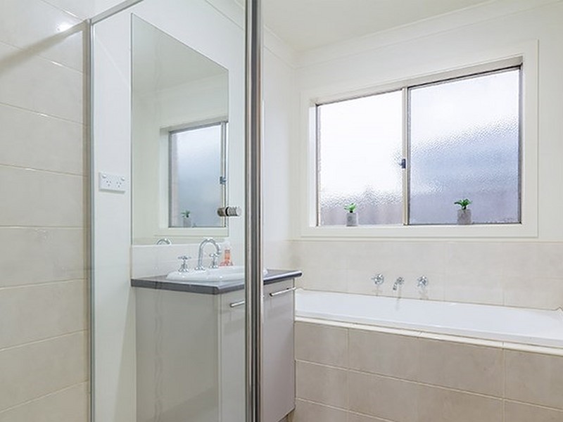 18 Westmoreland Avenue, Cranbourne North VIC 3977