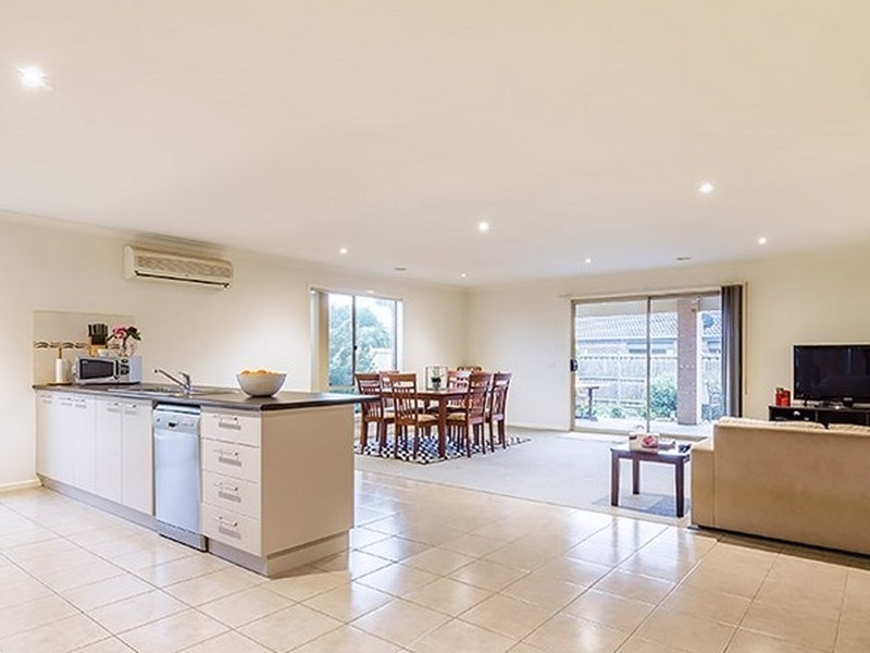 18 Westmoreland Avenue, Cranbourne North VIC 3977