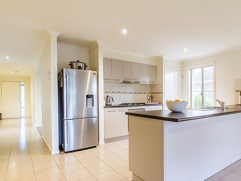 18 Westmoreland Avenue, Cranbourne North VIC 3977