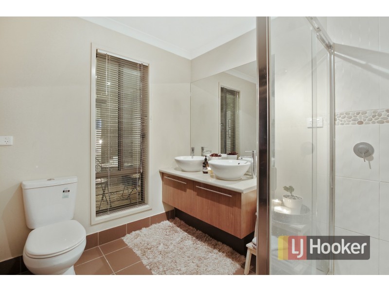 18 Yammerbook Way, Cranbourne East VIC 3977