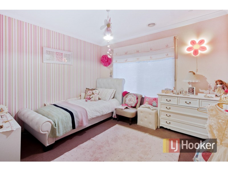 18 Yammerbook Way, Cranbourne East VIC 3977