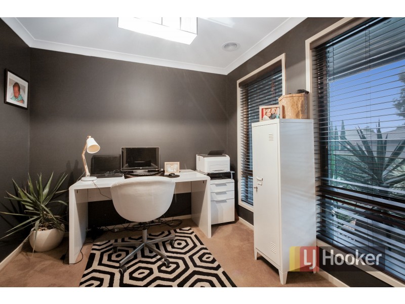 18 Yammerbook Way, Cranbourne East VIC 3977