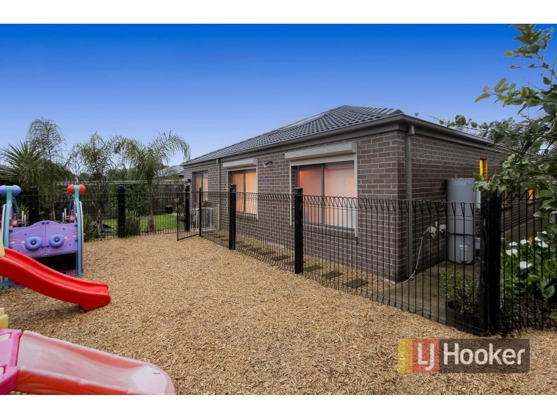 18 Yammerbook Way, Cranbourne East VIC 3977