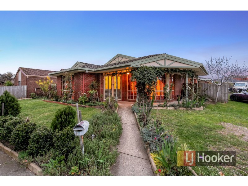 8 Scarborough Drive, Narre Warren South VIC 3805