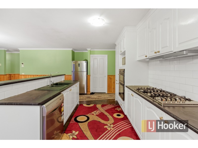 8 Scarborough Drive, Narre Warren South VIC 3805