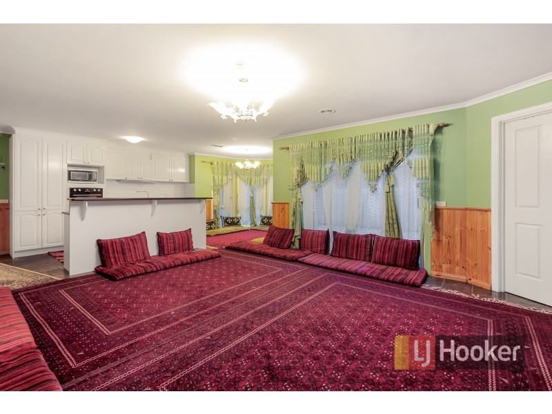 8 Scarborough Drive, Narre Warren South VIC 3805