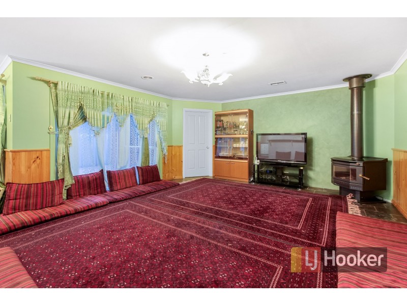 8 Scarborough Drive, Narre Warren South VIC 3805