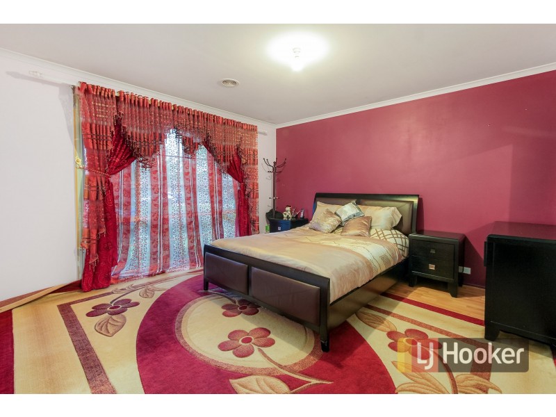 8 Scarborough Drive, Narre Warren South VIC 3805