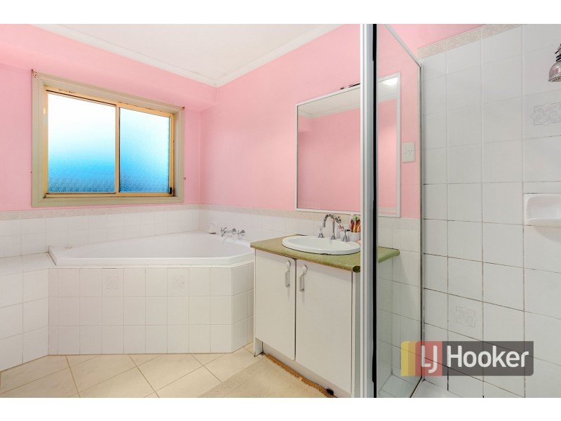 8 Scarborough Drive, Narre Warren South VIC 3805