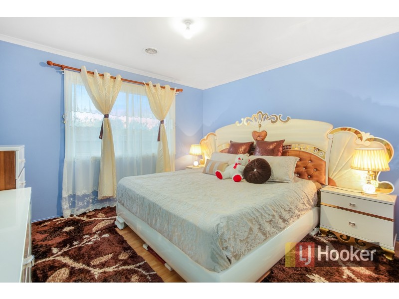 8 Scarborough Drive, Narre Warren South VIC 3805