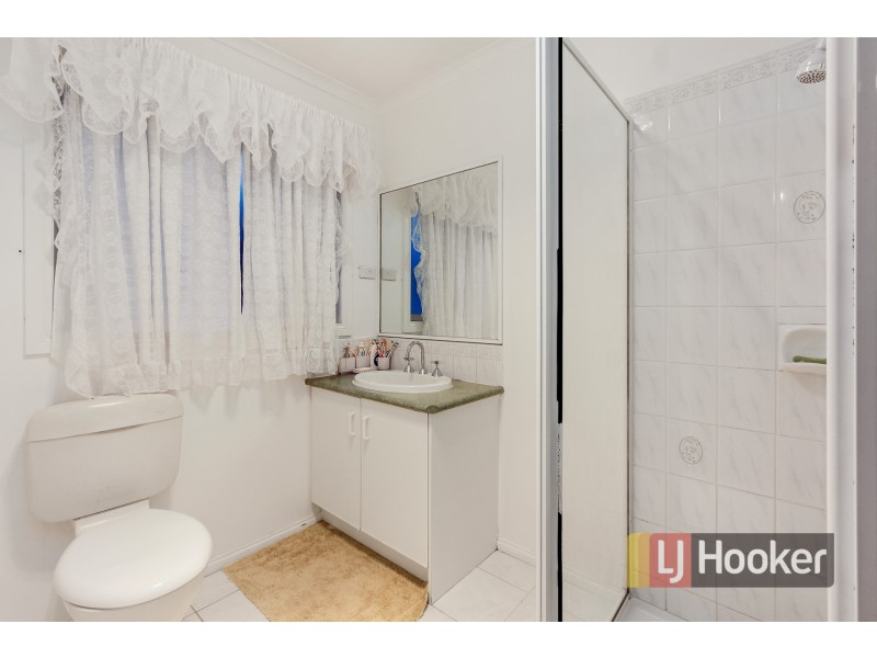 8 Scarborough Drive, Narre Warren South VIC 3805