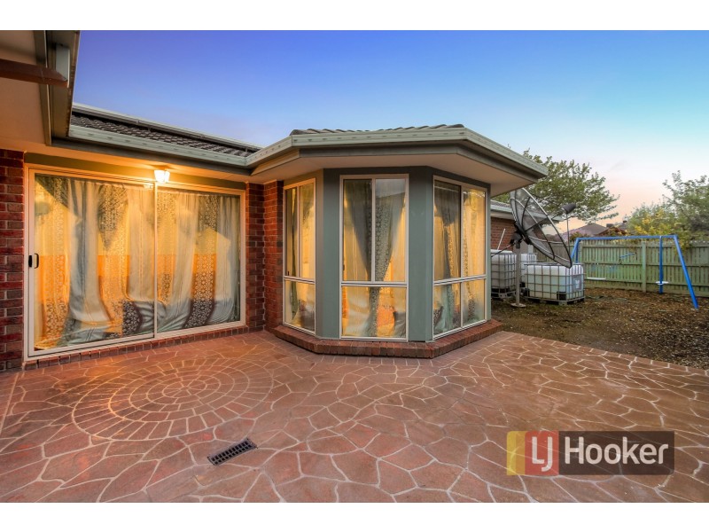 8 Scarborough Drive, Narre Warren South VIC 3805