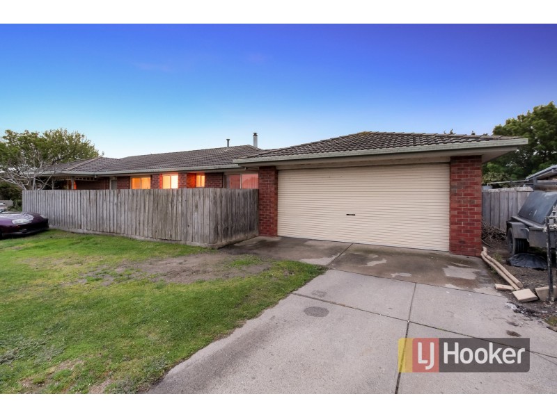 8 Scarborough Drive, Narre Warren South VIC 3805