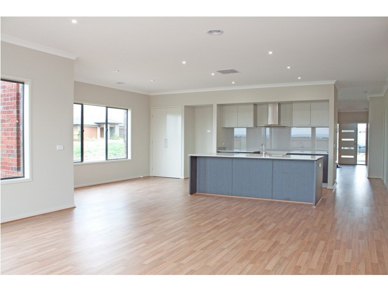 41 Nature Circuit, Cranbourne North VIC 3977