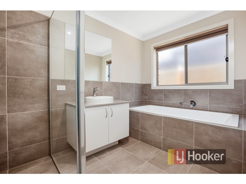 40 Barley Crescent, Clyde North VIC 3978