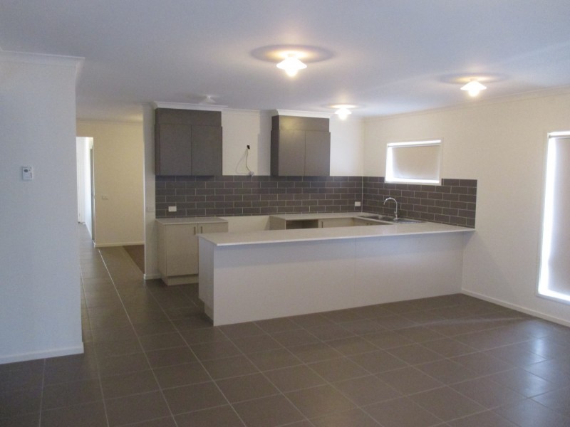 34 Hartland Drive, Cranbourne North VIC 3977