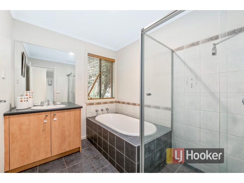 7 Winton Retreat, Cranbourne East VIC 3977