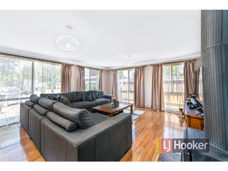 8 The Fairway, Hampton Park VIC 3976