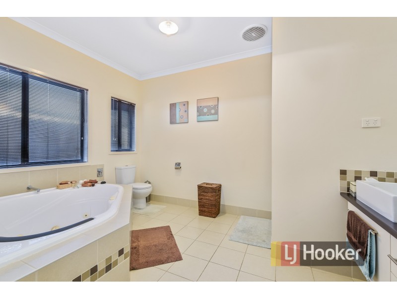 5 Boldrewood Place, Lynbrook VIC 3975