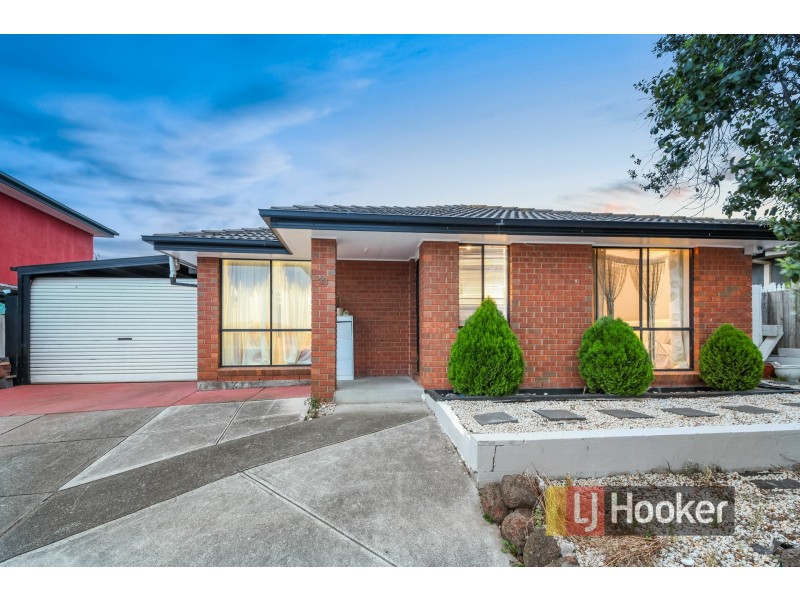 33 Amber Drive, Hampton Park VIC 3976