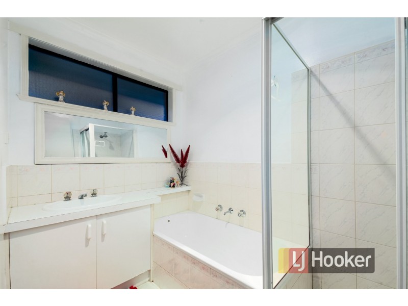 33 Amber Drive, Hampton Park VIC 3976