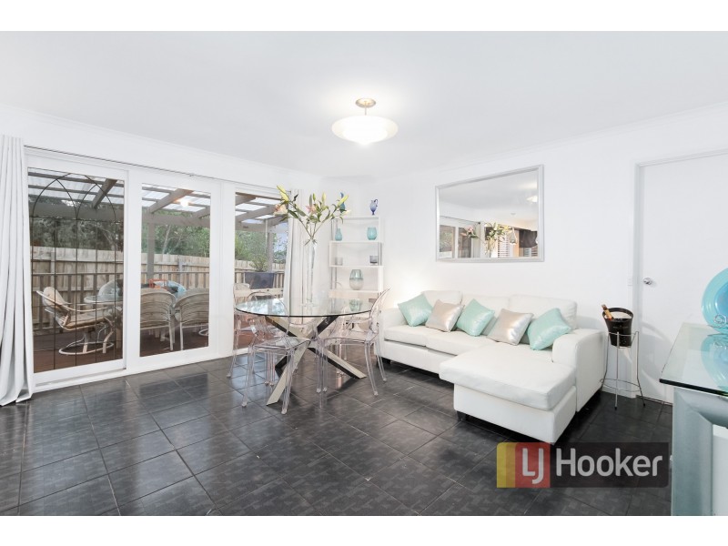 11 Huntington Drive, Hampton Park VIC 3976