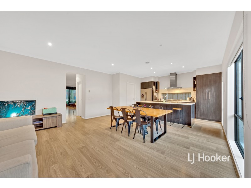 71 Fiorelli Boulevard, Cranbourne East VIC 3977