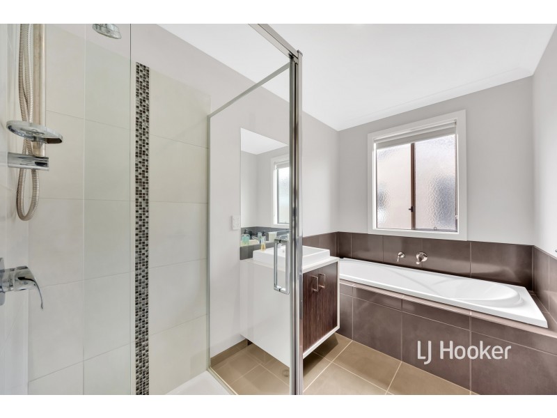 71 Fiorelli Boulevard, Cranbourne East VIC 3977