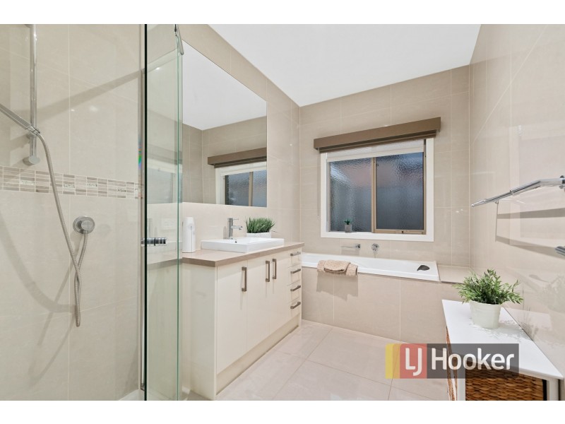 26 Skyline Way, Berwick VIC 3806